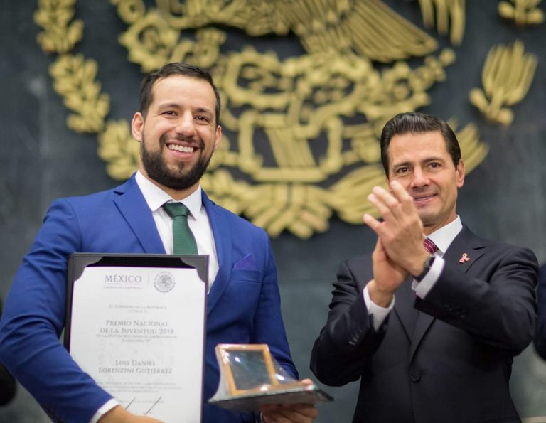 Daniel Lorenzini (left) poses for photos with former Mexican President Enrique Peña Nieto in 2018 after being awarded the Entrepreneurial Ingenuity Award 