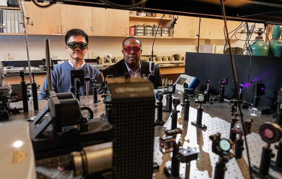 Cheng and Graham in lab