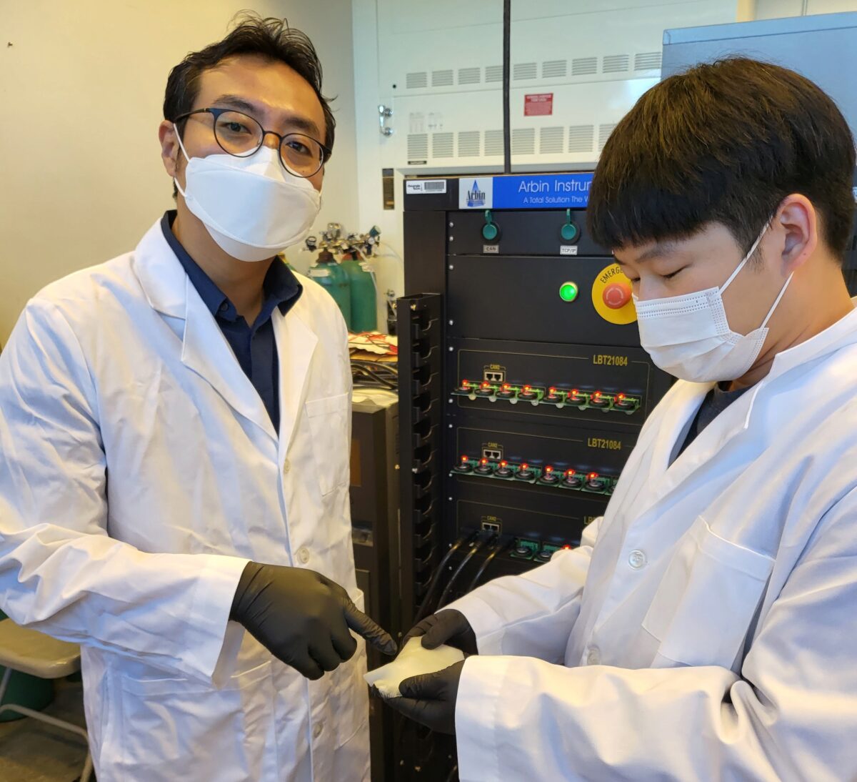 Prof. Seung Woo Lee (left) and Michael J. Lee (right) have demonstrated a more cost-effective, safer solid polymer electrolyte (rubber material) for all-solid-state batteries.